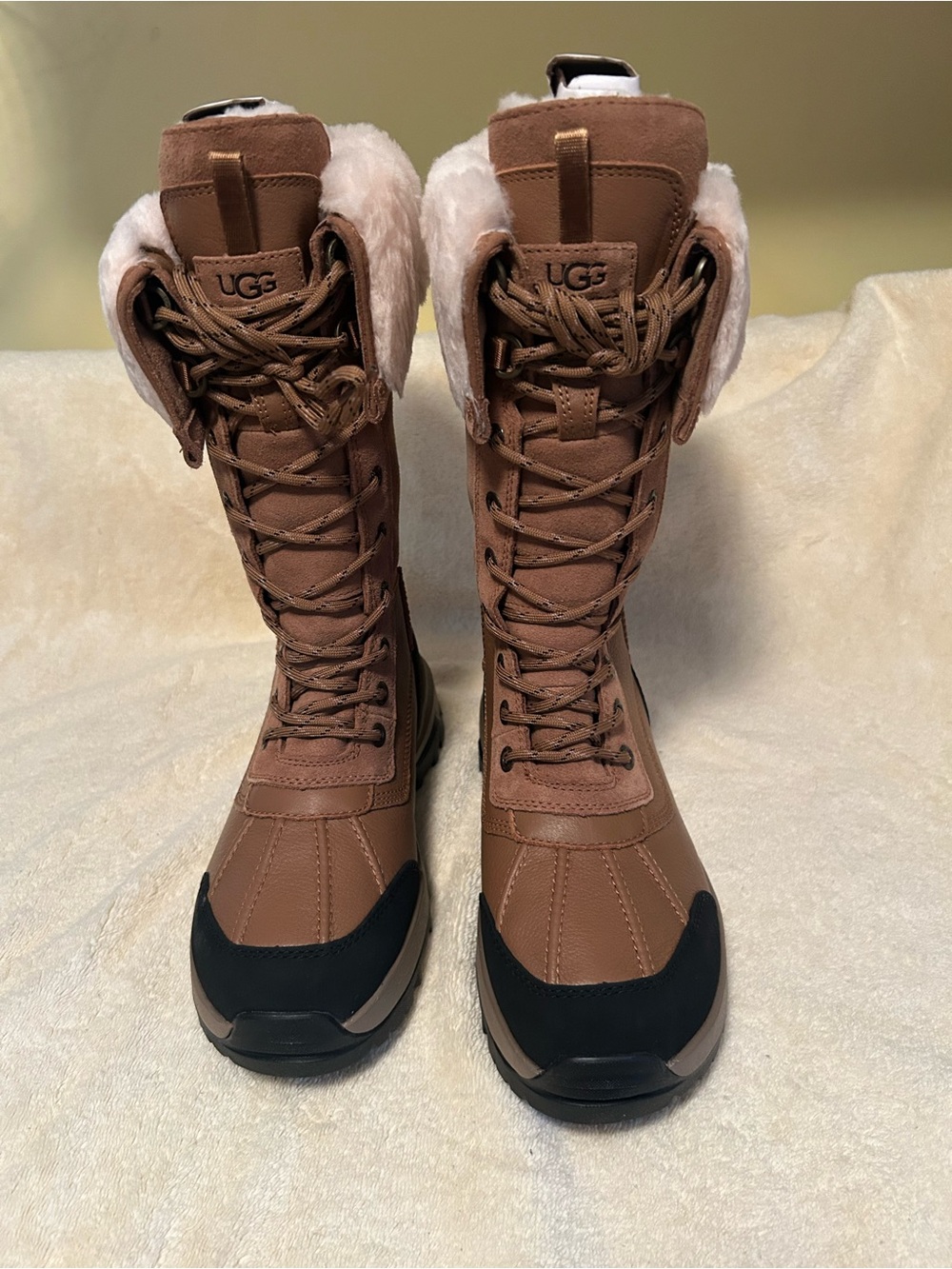 Brand New UGG Women's Chestnut Lace-Up Waterproof Winter Boots with Black Toe